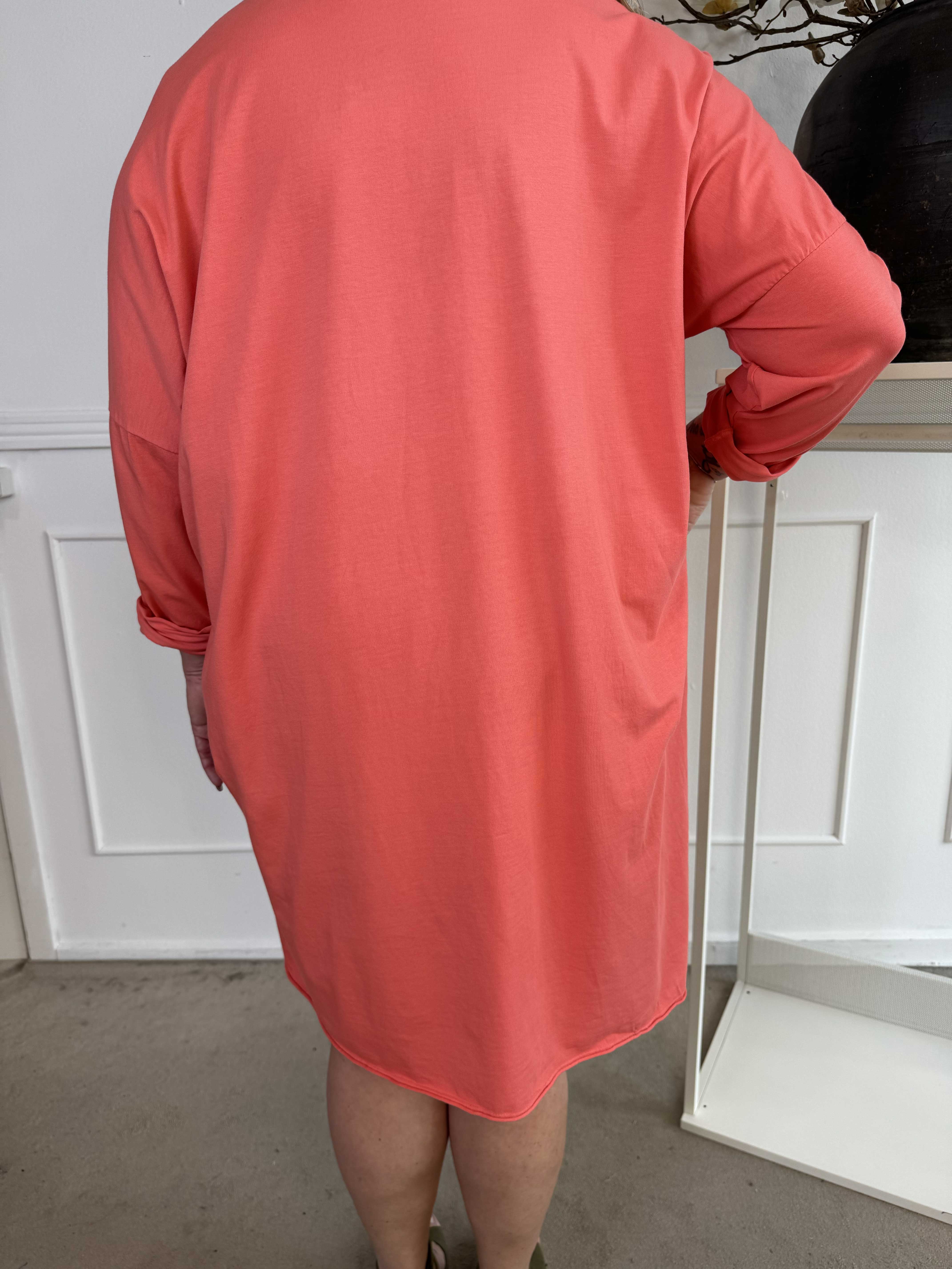 Oaklyn - Plus size joggingkjole i bomuld med sølv skrift foran